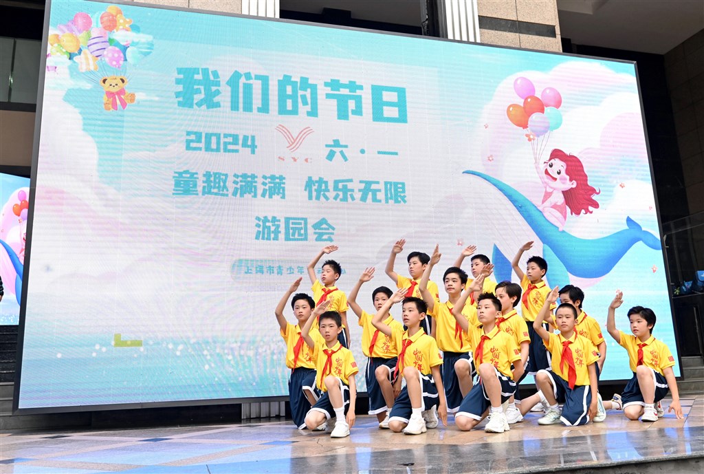 体验上海弄堂“斯诺克”、丢沙包、踢毽子…沪上青少年童趣满满过六一